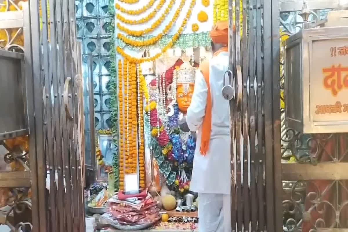Suryakund Hanuman Mandir History: मध्यप्रदेश का सुप्रसिद्ध हनुमान मंदिर.. दिन में तीन बार अपना रूप बदलती है बजरंगबली की प्रतिमा, नर्मदा पुराण में भी मिलता है जिक्र