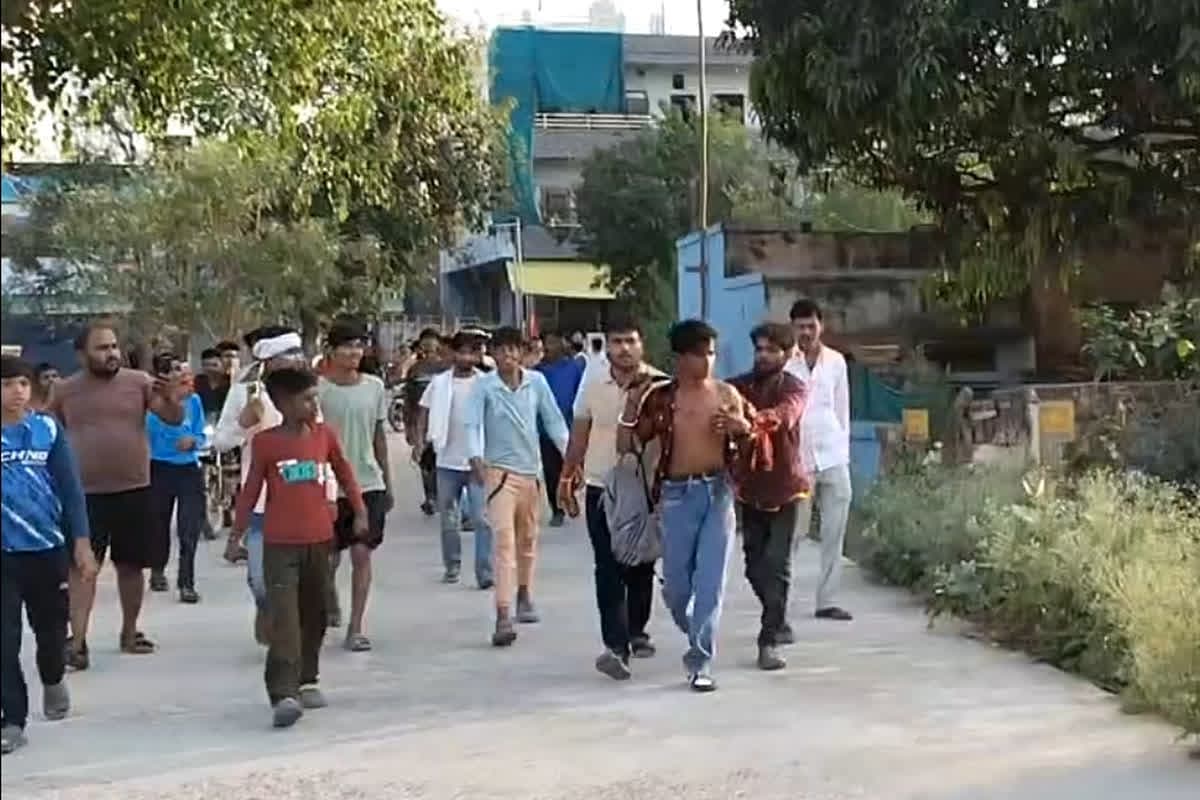 Aashiq ki Pitai Viral Video: छात्रा को फ़ोन कर युवक कर रहा था परेशान, परिजनों ने बीच सड़क में ऐसे सिखाया सबक, देखता रह गया पूरा शहर! वीडियो हुआ वायरल
