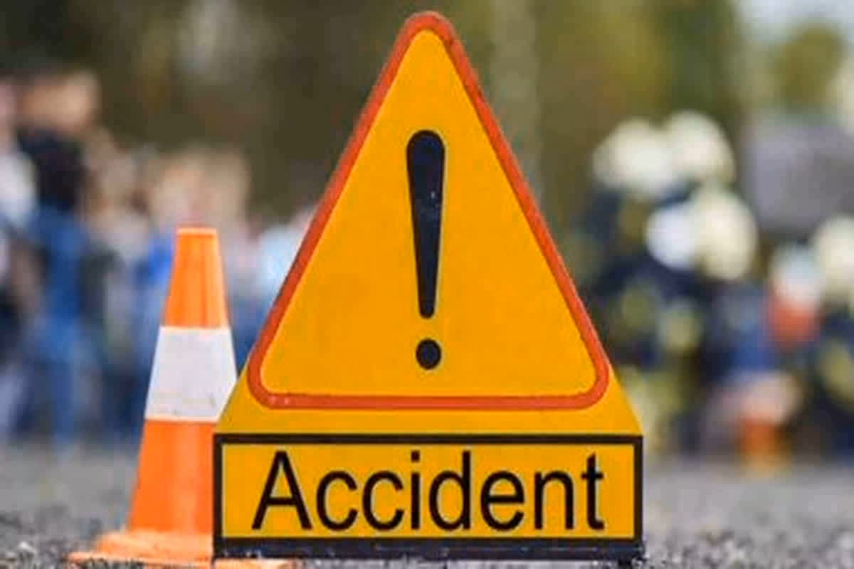 Road Accident News: दर्दनाक सड़क हादसा, अनियंत्रित होकर दुकान में घुसी तेज रफ्तार कार, 6 लोगों की मौत, मची अफरातफरी