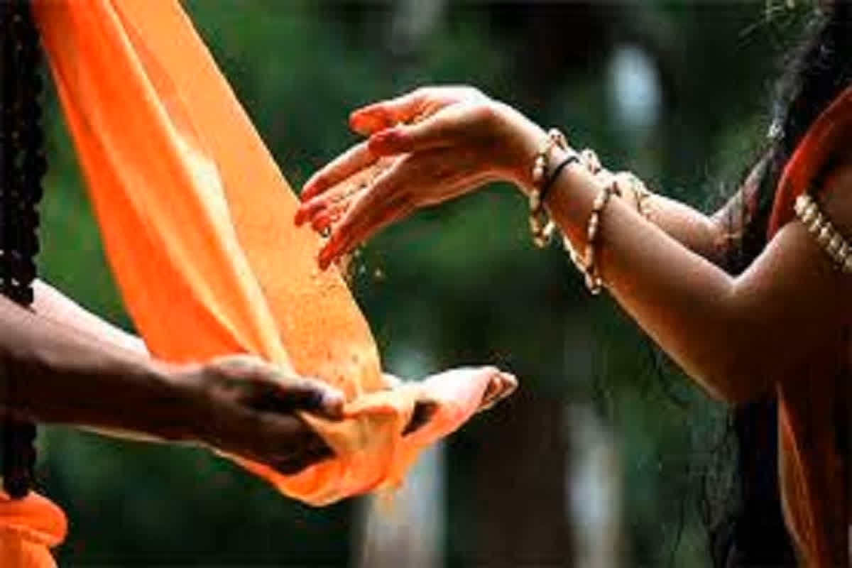 Akshaya Tritiya Daan 2025: अक्षय तृतीया के दिन राशि अनुसार करें चीजों का दान, बरसेगी मां लक्ष्मी और भगवान विष्णु की कृपा