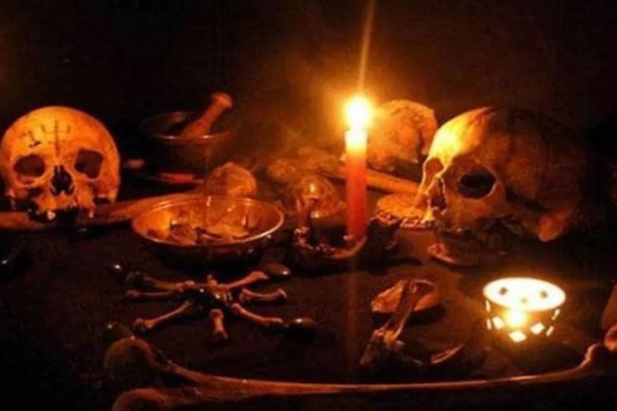 Ayodhya News: तांत्रिक के पास गई थी बेटी, आधी रात कर रही थी ऐसा काम, पता चलते ही शख्स ने दे दी ये खौफनाक सजा