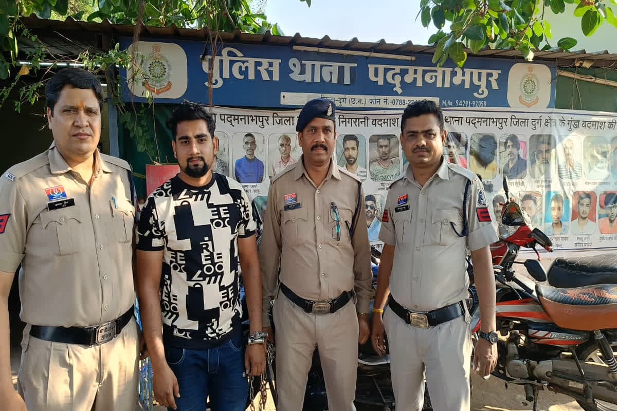 Triple Talaq Accused Arrested: तीन तलाक देकर दूसरी शादी करने वाला आरोपी भोपाल से गिरफ्तार, पद्मनाभपुर पुलिस की बड़ी कार्रवाई