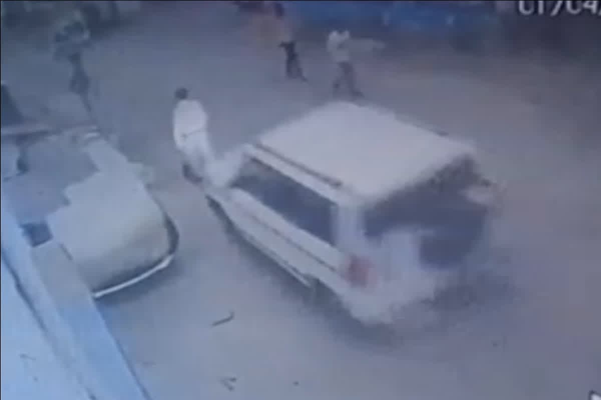Gwalior Hit and Run Video: तेज रफ्तार कार का कहर, बोलेरो ने पैदल घर लौट रहे युवक को टक्कर मारकर फरार, घटना CCTV में कैद