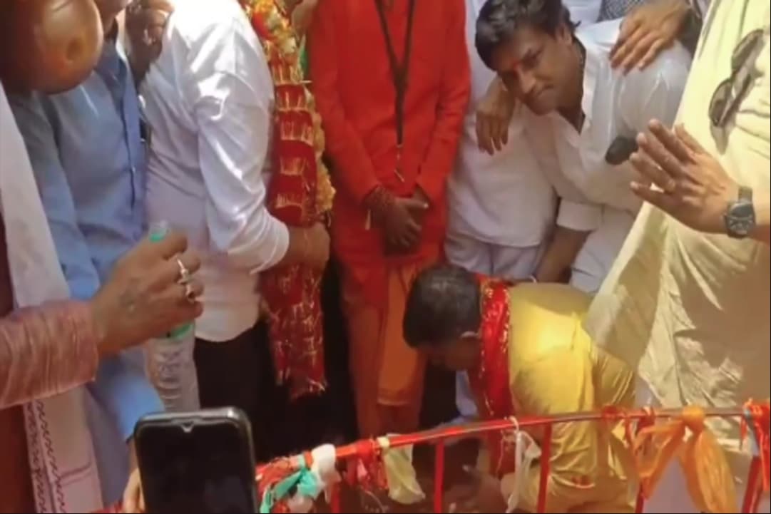 MP Latest News: BJP विधायक के बेटे की गुंडागर्दी से गरमाई सियासत! पूर्व मंत्री ने पखारे पुजारी के बेटे के पांव, लिया आशीर्वाद