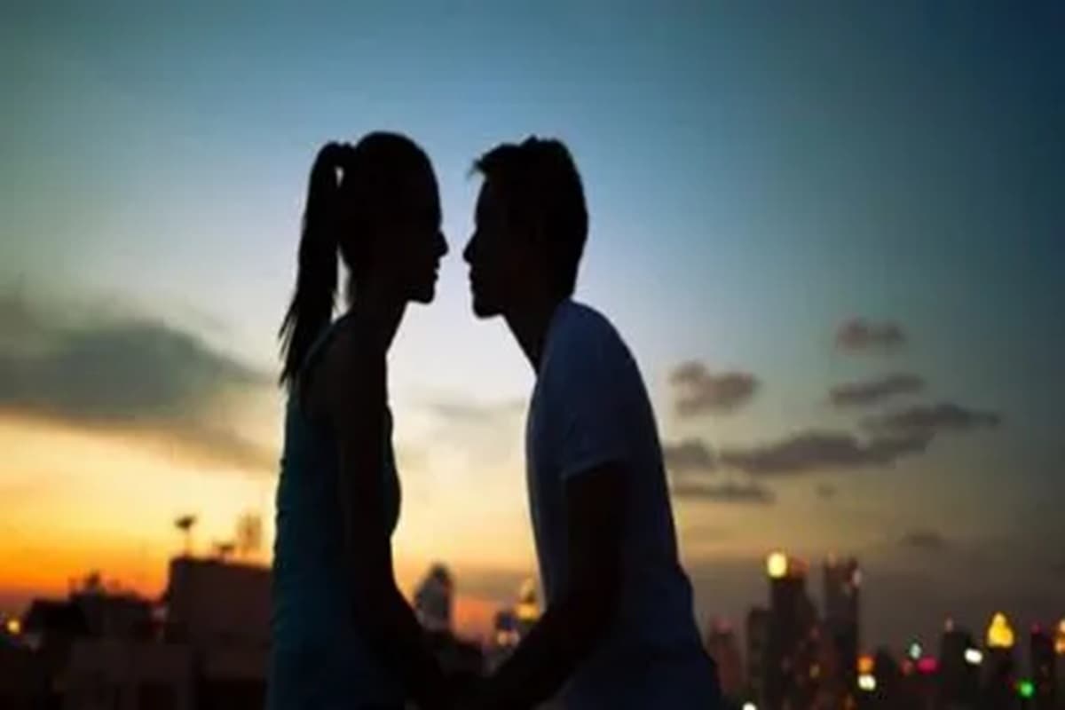 Extra Marital Affair: छत पर बॉयफ्रेंड के साथ रंगरलियां मना रही थी पत्नी, पति ने रंगेहाथों पकड़ा तो तान दी पिस्तौल, बोलीं- तेरा मेरठ वाला हाल करूंगी