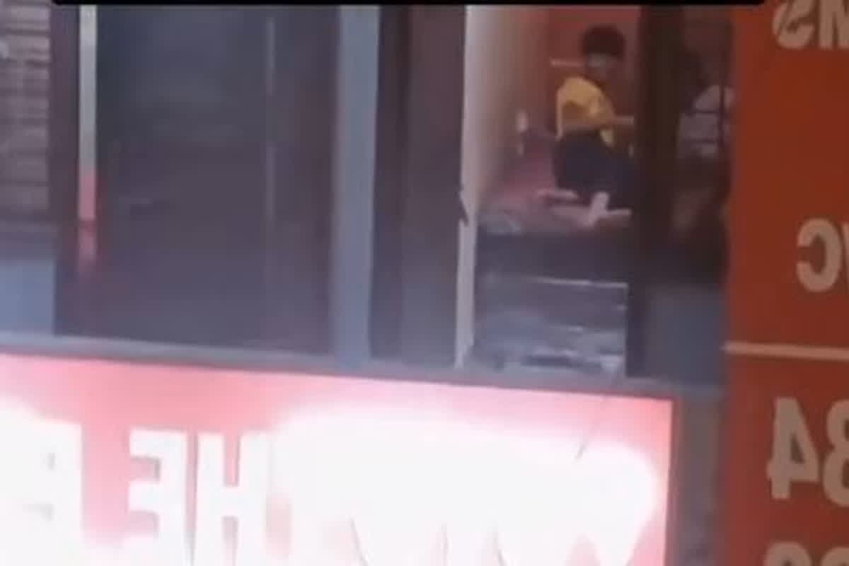 Girlfriend Boyfriend Romance Live Video: OYO में गर्लफ्रेंड-बॉयफ्रेंड कर रहे थे रोमांस, बंद करना भूल गए दरवाजा, सामने खड़े होकर लाइव देख रहा था युवक