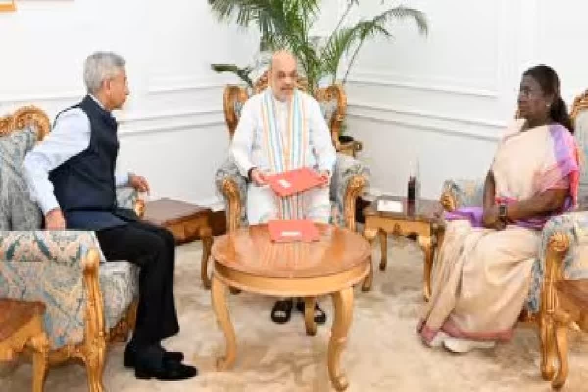 HM Amit Shah Meet President Murmu: होने वाला है कुछ बड़ा…? लाल फाइल लेकर राष्ट्रपति से मिलने पहुंचे गृहमंत्री अमित शाह, विदेश मंत्री एस जयशंकर भी रहे मौजूद
