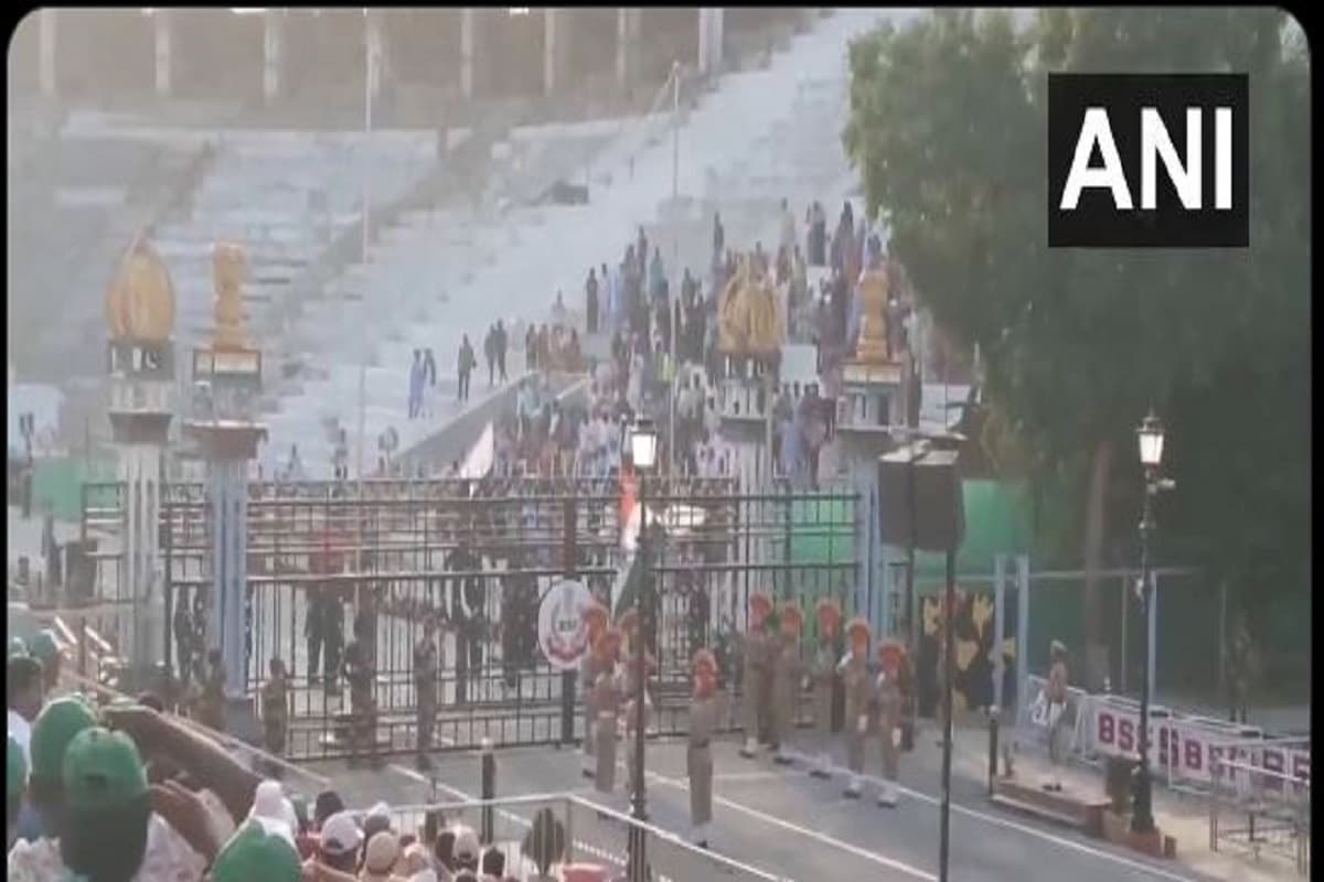 #PahalgamTerroristAttack: अटारी-वाघा चेकपोस्ट पर गेट खोले बिना हुई रिट्रीट सेरेमनी, भारत पाकिस्तान में दिखी तल्खी, देखें वीडियो