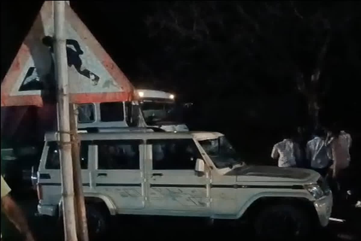 Filmy style fight in Rewa: हाईवे पर फिल्मी स्टाइल में बेखौफ गुंडागर्दी! 8 बदमाशों ने कार में की तोड़फोड़ और मारपीट, वीडियो हुआ वायरल