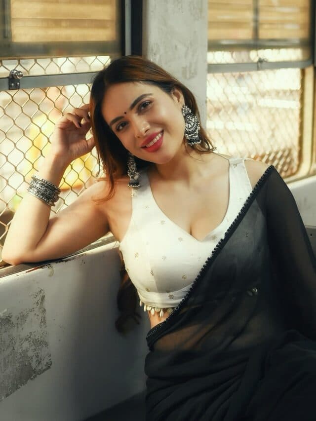 Neha Malik Hot Pic: लोकल ट्रेन में नेहा मलिक ने करवाया फोटोशूट, DDLJ की सिमरन का ये सीन किया रीक्रिएट