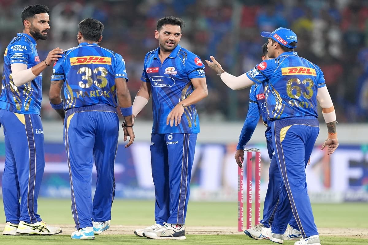SRH vs MI Match: पहलगाम हमले से आईपीएल में भी शोक की लहर, काली पट्टी पहनकर मैदान में उतरे खिलाड़ी, मैच से पहले रखा एक मिनट का मौन
