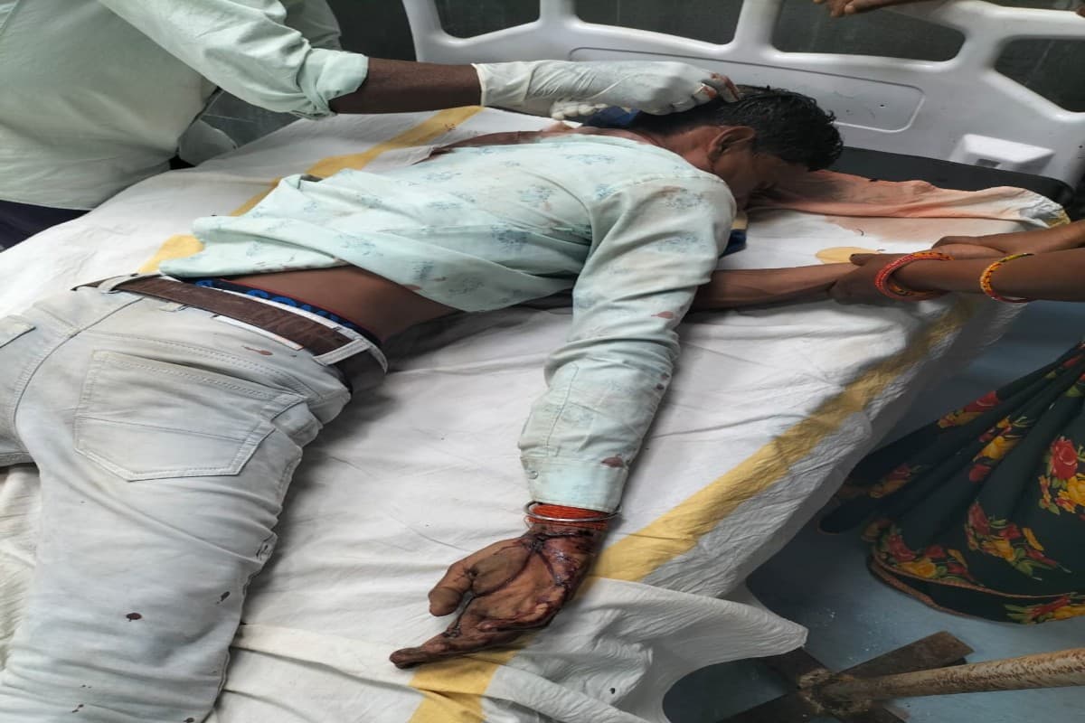 Shopkeeper Beat Customer : 5 रुपए के चक्कर में शुरू हुआ खूनी खेल! दुकानदार ने ग्राहक की कर दी जमकर पिटाई, फिर चाकू से हमला कर किया लहूलुहान