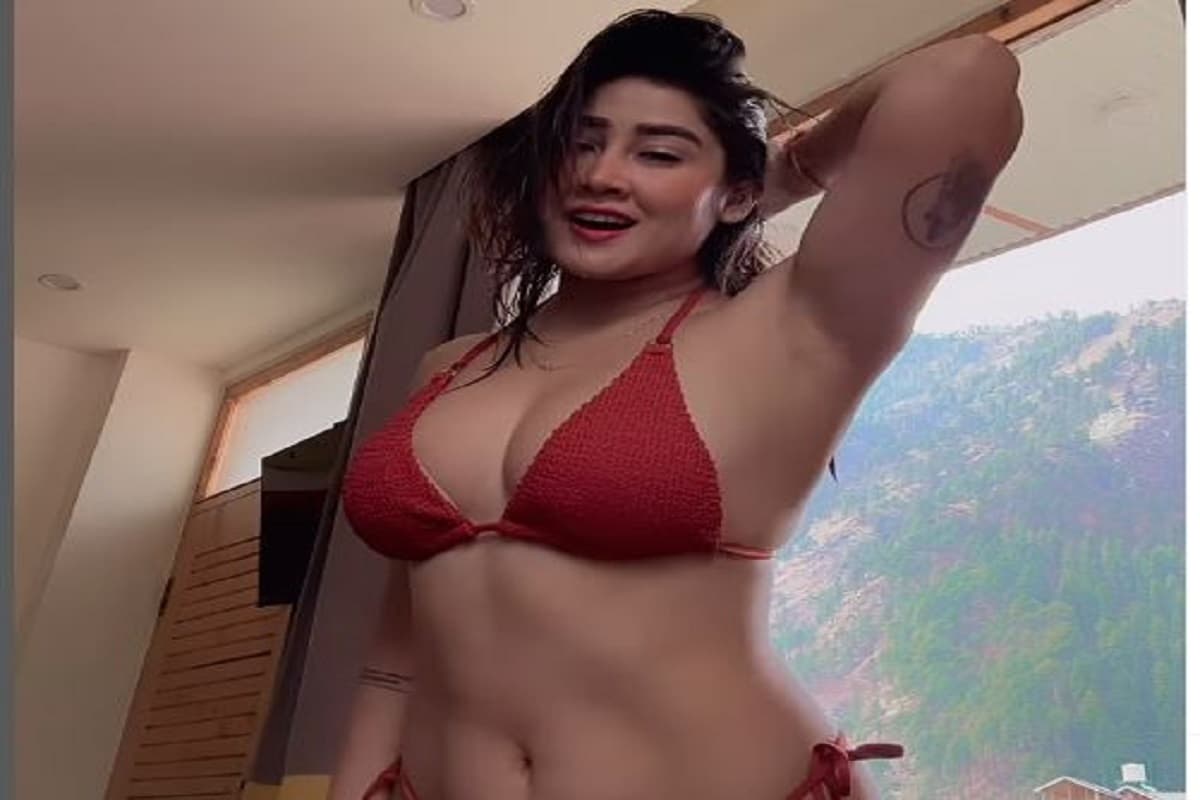 watch online Hot sexy video: सोशल मीडिया इनफ्लुएंसर ने लाल बिकनी में हॉट अंदाज, सेक्सी वीडियो देख पसीना पसीना हो रहे फैंस