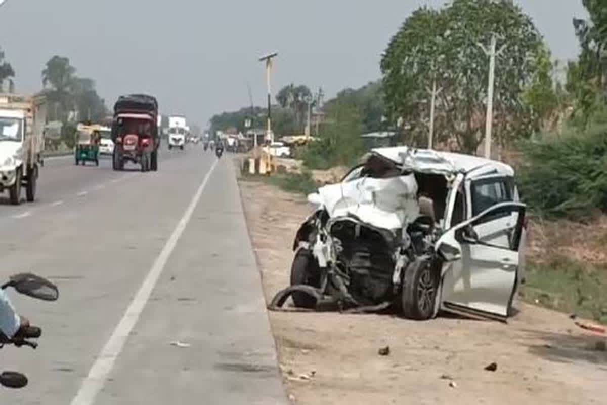Road Accident In UP: बेटे की अस्थि विसर्जन करने जा रहा परिवार हुआ सड़क हादसे का शिकार, 4 लोगों की हुई मौत