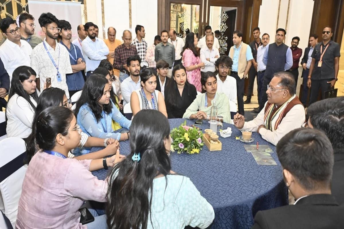 CG Hindi News: सीएम साय ने युवाओं के साथ किया आत्मीय संवाद, छत्तीसगढ़ के विकास में युवाओं की भागीदारी को लेकर हुई चर्चा