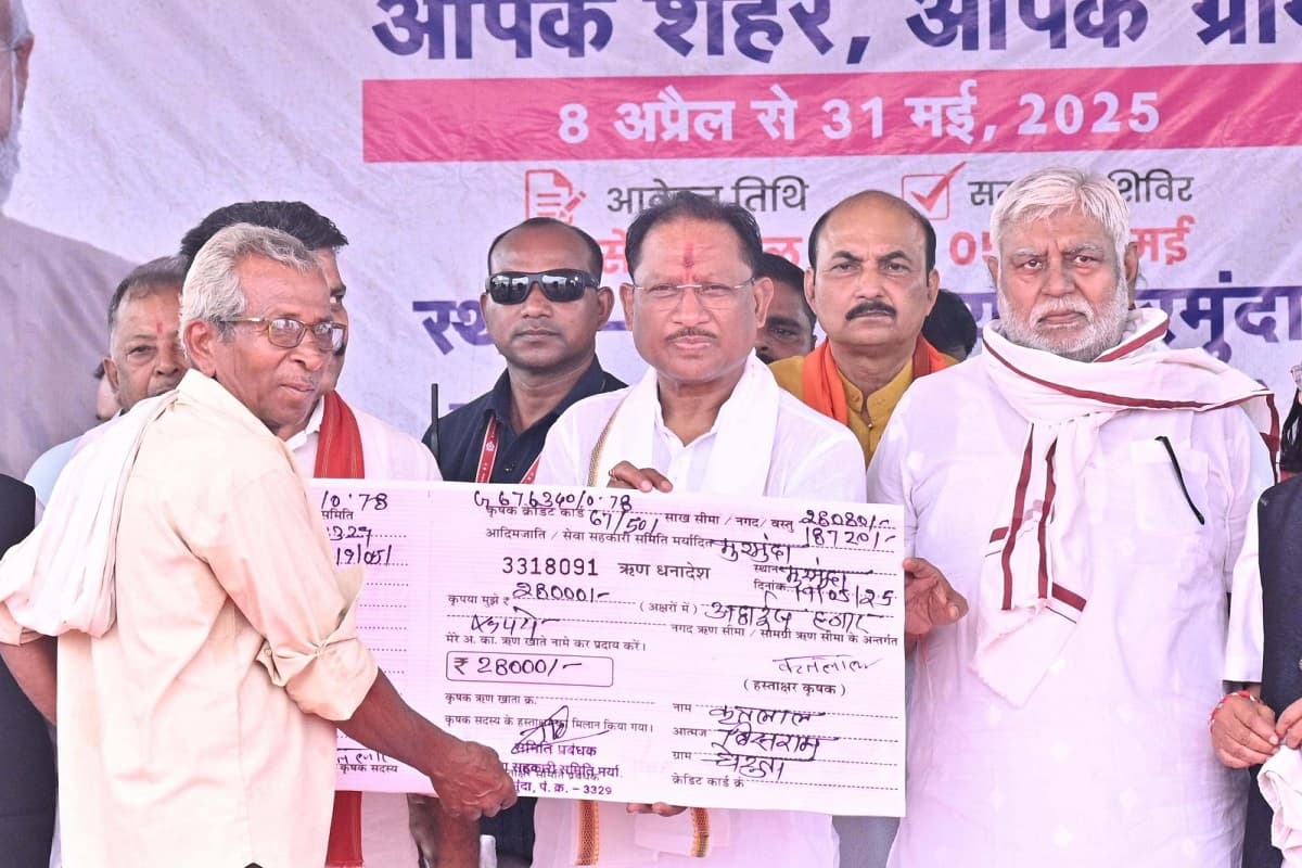 Chhattisgarh News: हायर सेकेंडरी में उन्नयित होगा मुरमुंदा का हाईस्कूल, सीएम साय ने किया ऐलान, हितग्राहियों को बांटे चेक, केसीसी और एटीएम कार्ड