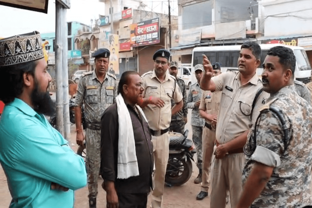 Illegal Residents Kawardha: कवर्धा में बिना दस्तावेज रह रहे 9 संदिग्ध गिरफ्तार, STF और पुलिस की संयुक्त दबिश