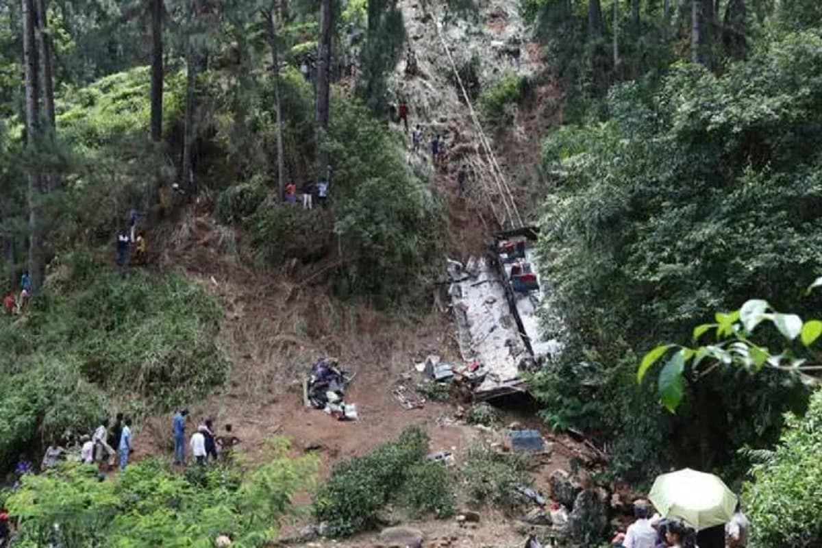 Road Accident: गाड़ी मोड़ने की कोशिश कर रहा था ड्राइवर, फिसलकर गहरी खाई में गिरी, देखते ही देखते चली गई 21 लोगों की जान