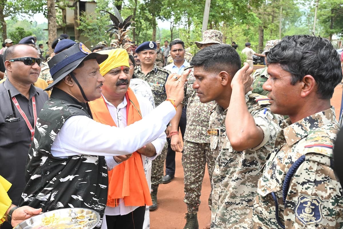 CG News: BSF कैंप पहुंचकर सीएम साय ने बढ़ाया जवानों का हौसला, मुठभेड़ में मिली कामयाबी पर दी बधाई, कह दी ये बड़ी बात