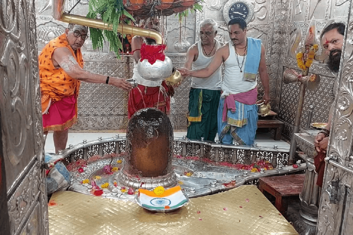 Operation Sindoor at Mahakal Temple Ujjain: ऑपरेशन सिंदूर के बाद महाकाल मंदिर में हुआ विशेष पूजन, स्वास्तिक बनाकर की गई राष्ट्र रक्षा की प्रार्थना, उठीं करोड़ों मनोकामनाएं