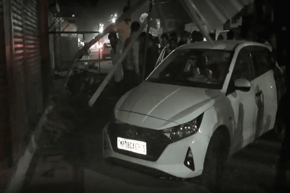 Hata Road Accident News: तेज रफ्तार कार दुकान में जा घुसी, बाल-बाल बचे लोग, CCTV में कैद हुई घटना