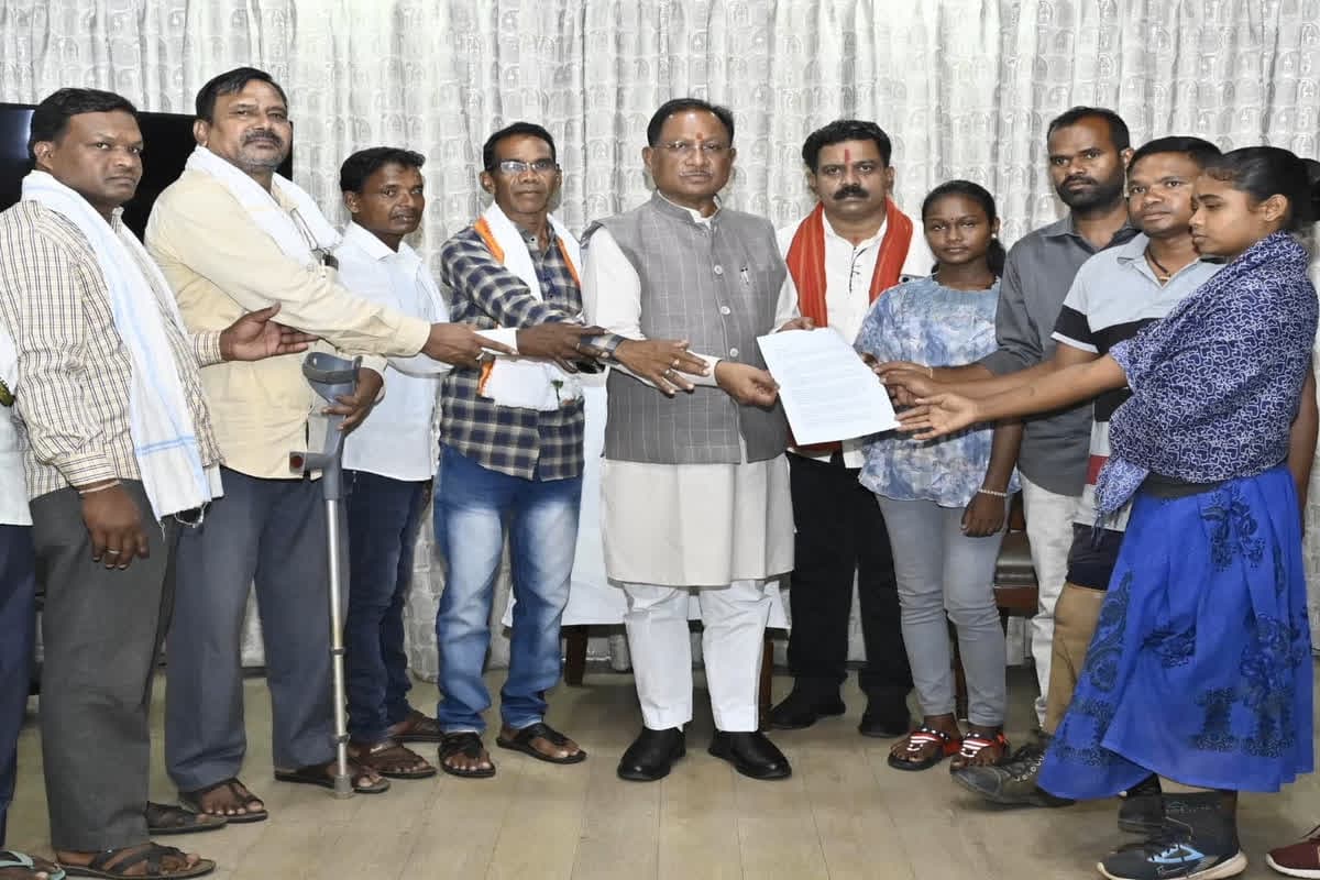 CG Hindi News: नक्सल हिंसा पीड़ितों के प्रतिनिधिमंडल ने सीएम साय से की मुलाकात, नक्सल उन्मूलन अभियान को मजबूती से आगे बढ़ाने का किया अनुरोध