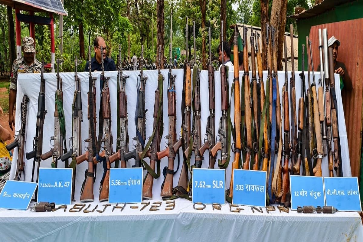CG Naxal News: सुरक्षा बलों को मिली बड़ी सफलता, नक्सली हमलों में लूटे गए हथियार को किया बरामद