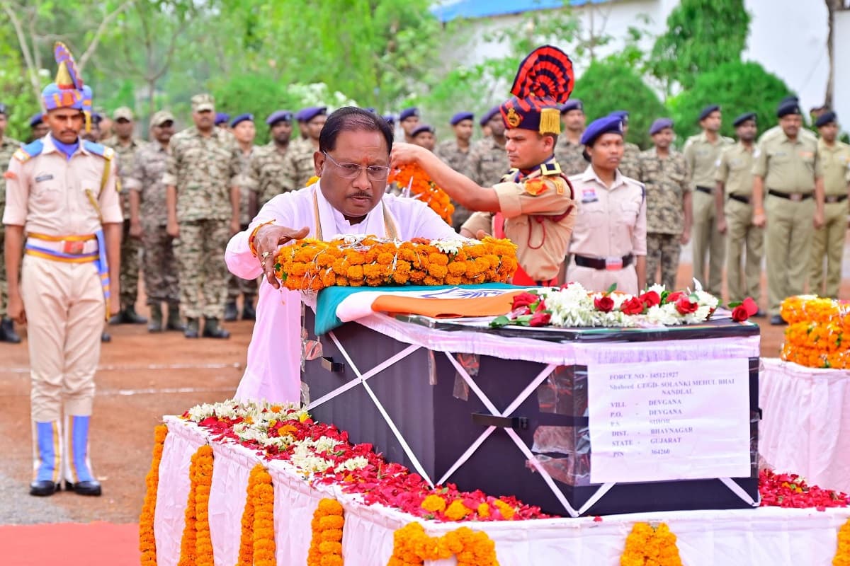CM Vishnudeo Sai News: सीएम साय ने नक्सल मुठभेड़ में शहीद जवान मेहुल भाई को दी श्रद्धांजलि, कहा – व्यर्थ नहीं जाएगा शहीद जवानों का सर्वोच्च बलिदान