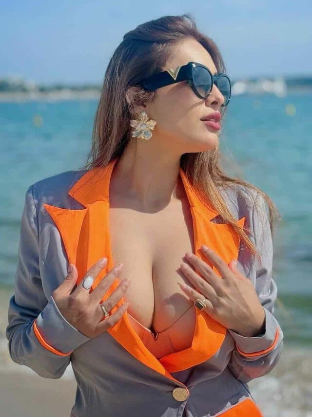 Neha Malik Hot Pic: तपती गर्मी में कान्स में मजे ले रही नेहा मलिक, समंदर किनारे क्लीवेज फ्लॉन्ट कर बढ़ाया पारा