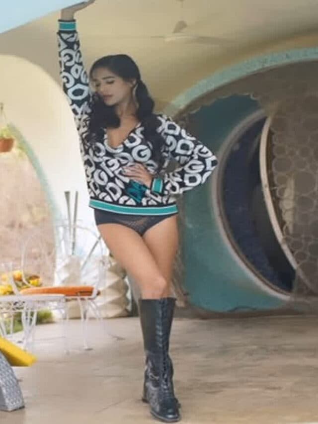 Poonam Pandey Bold Look: ओवरसाइज्ड स्वेटर में एक्ट्रेस ने दिखाया बोल्ड अवतार, सोशल मीडिया में शेयर की हॉट तस्वीरें