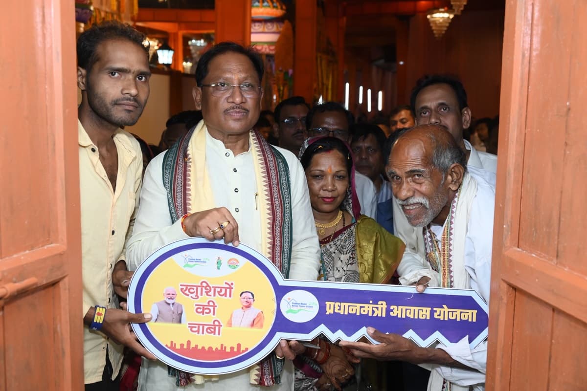 CM Vihnudeo Sai News: सीएम साय ने पीएम आवास योजना के हितग्राही संतु चक्रेस को चाबी सौंपकर कराया गृह प्रवेश