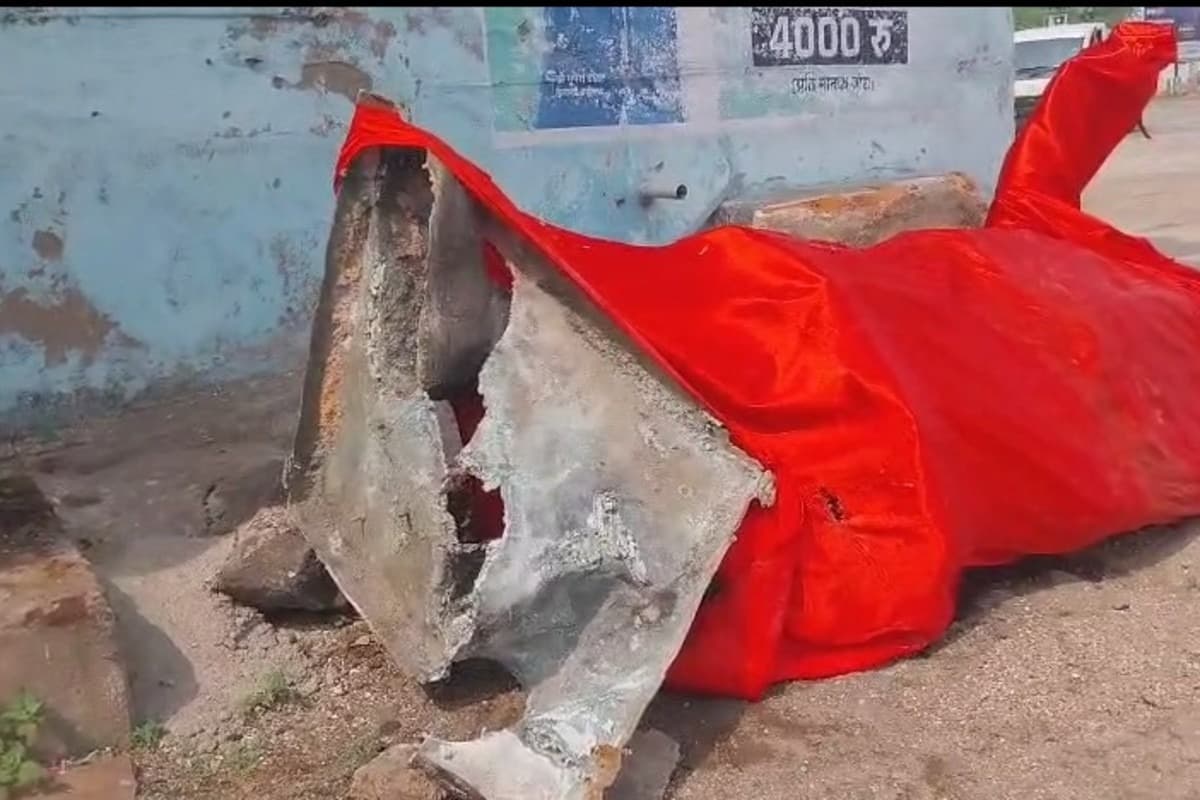 Ajit Jogi Statue Theft: अनावरण से तीन दिन पहले ही गायब हो गई पूर्व सीएम अजीत जोगी की प्रतिमा, मची अफरातफरी, मिली ऐसी हालत में