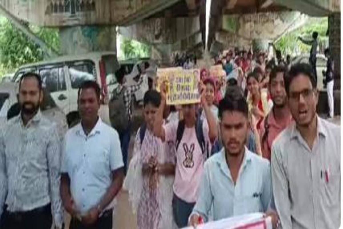 CG teacher recruitment: छत्तीसगढ़ प्रशिक्षित डीएड-बीएड संघ के बेरोजगारों का प्रदर्शन, शिक्षक भर्ती की मांग को लेकर उग्र आंदोलन की चेतावनी दी