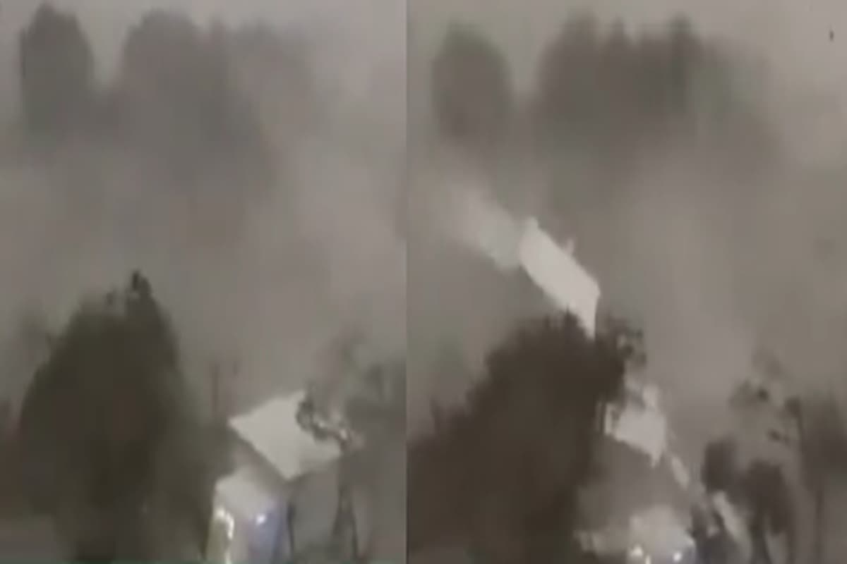 Storm In Noida: धूल भरी आंधी ने मचाई तबाही, तूफान में ताश के पत्तों की तरह उड़ी दुकान, खौफनाक वीडियो आया सामने
