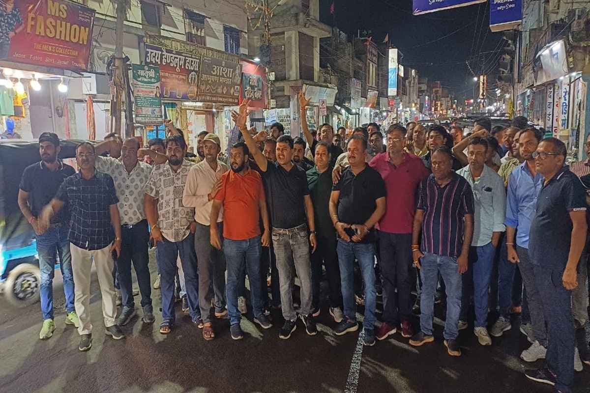 Sarguja GST Raid: GST की कार्रवाई से फूटा व्यापारियों का गुस्सा, अधिकारियों के खिलाफ नारेबाजी कर किया ये बड़ा ऐलान