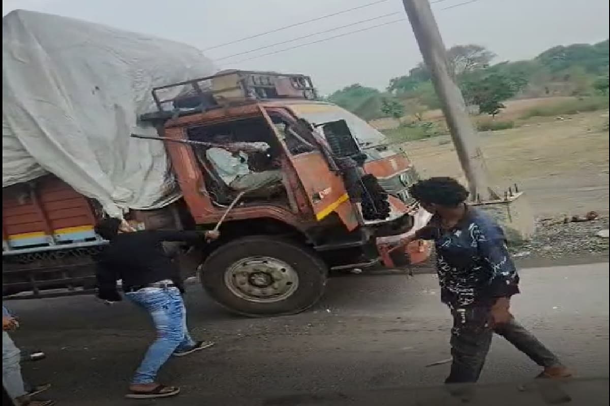 Marpeet Ka Viral Video: टोल प्लाजा के कर्मचारियों ने ट्रक ड्राइवर को बेरहमी से पीटा, वीडियो वायरल होने के बाद हरकत में आई पुलिस