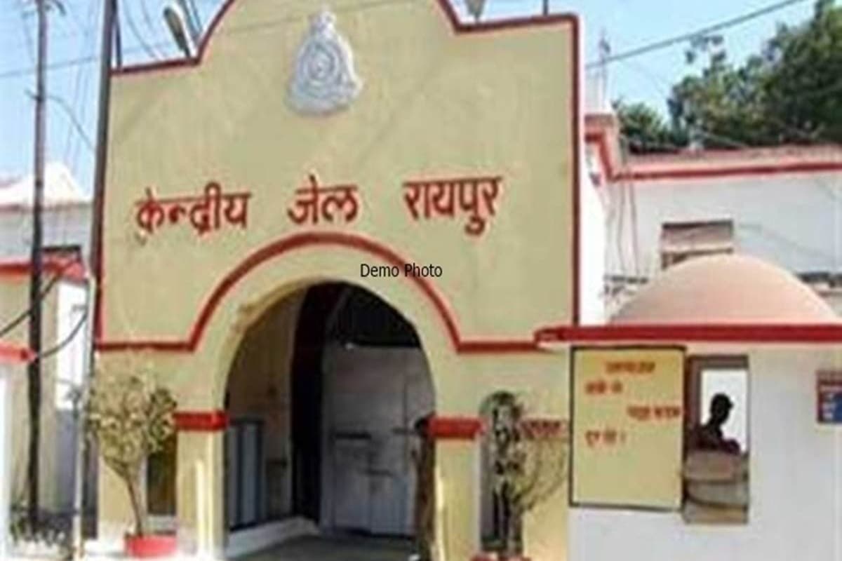 Raipur news: रायपुर जेल में हुई मारपीट से टूटा पैर! पति को ठेले में लेकर थाने पहुंची महिला