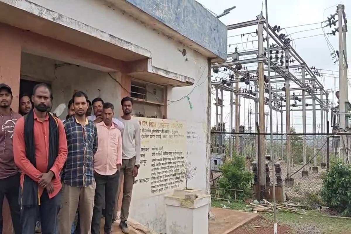 Khairagarh video: बिजली कर्मचारी को ठेकेदार ने मारा झन्नाटेदार थप्पड़, फिर जो हुआ…वीडियो देखकर हैरान रह जाएंगे आप
