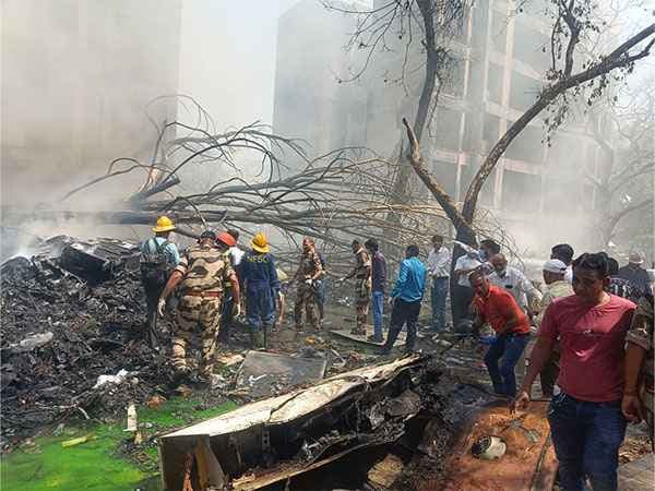 Ahmedabad Plane Crash News: विमान हादसे में मारे गए लोगों में से 211 मृतकों की DNA से हुई पहचान, परिजनों को सौंपे गए 189 शव