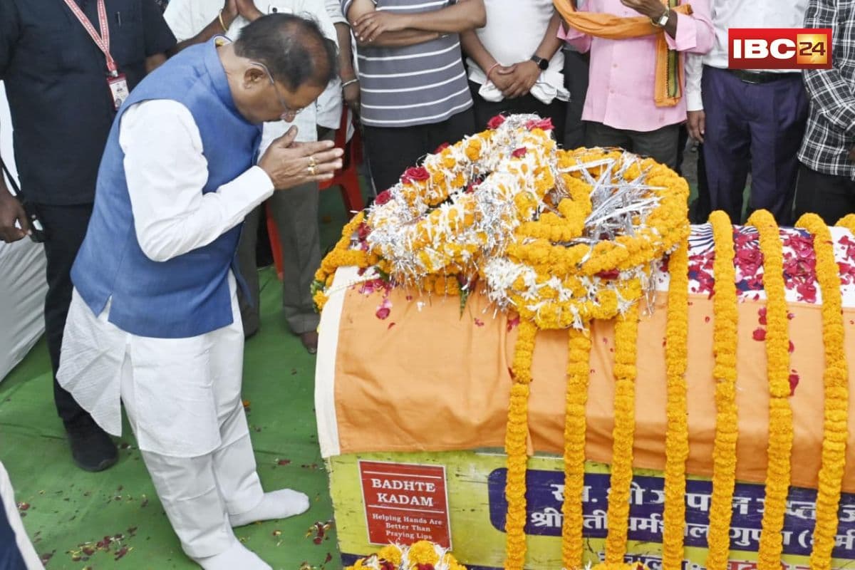 CG News: मुख्यमंत्री विष्णु देव साय ने शहीद एएसपी आकाश राव गिरपुंजे के निवास पहुंचकर दी श्रद्धांजलि, अस्पताल में घायल जवानों से भी की मुलाकात