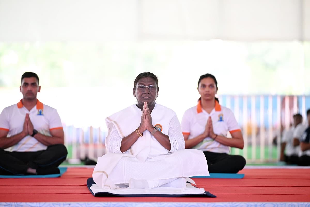 International Yoga Day 2025: अंतर्राष्ट्रीय योग दिवस पर आयोजित कार्यक्रम में शामिल हुई राष्ट्रपति द्रौपदी मुर्मू, जनता को दी बधाई