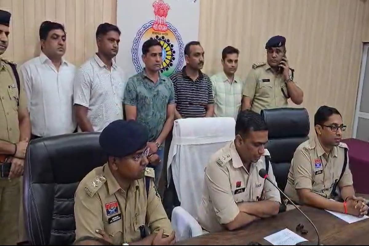 Raigarh News: इन दो युवकों ने पोती थी अंबेडकर की प्रतिमा पर कालिख, पत्नी के साथ विवाद का गुस्सा बाबा साहब पर निकाला