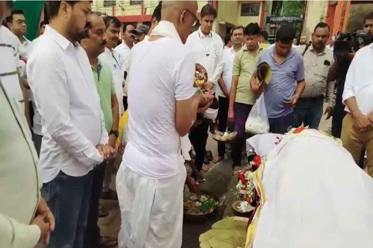 Padmashri Surendra Dubey Funeral: पंचतत्व में विलीन हुए पद्मश्री कवि सुरेंद्र दुबे, बेटे अभिषेक ने दी मुखाग्नि