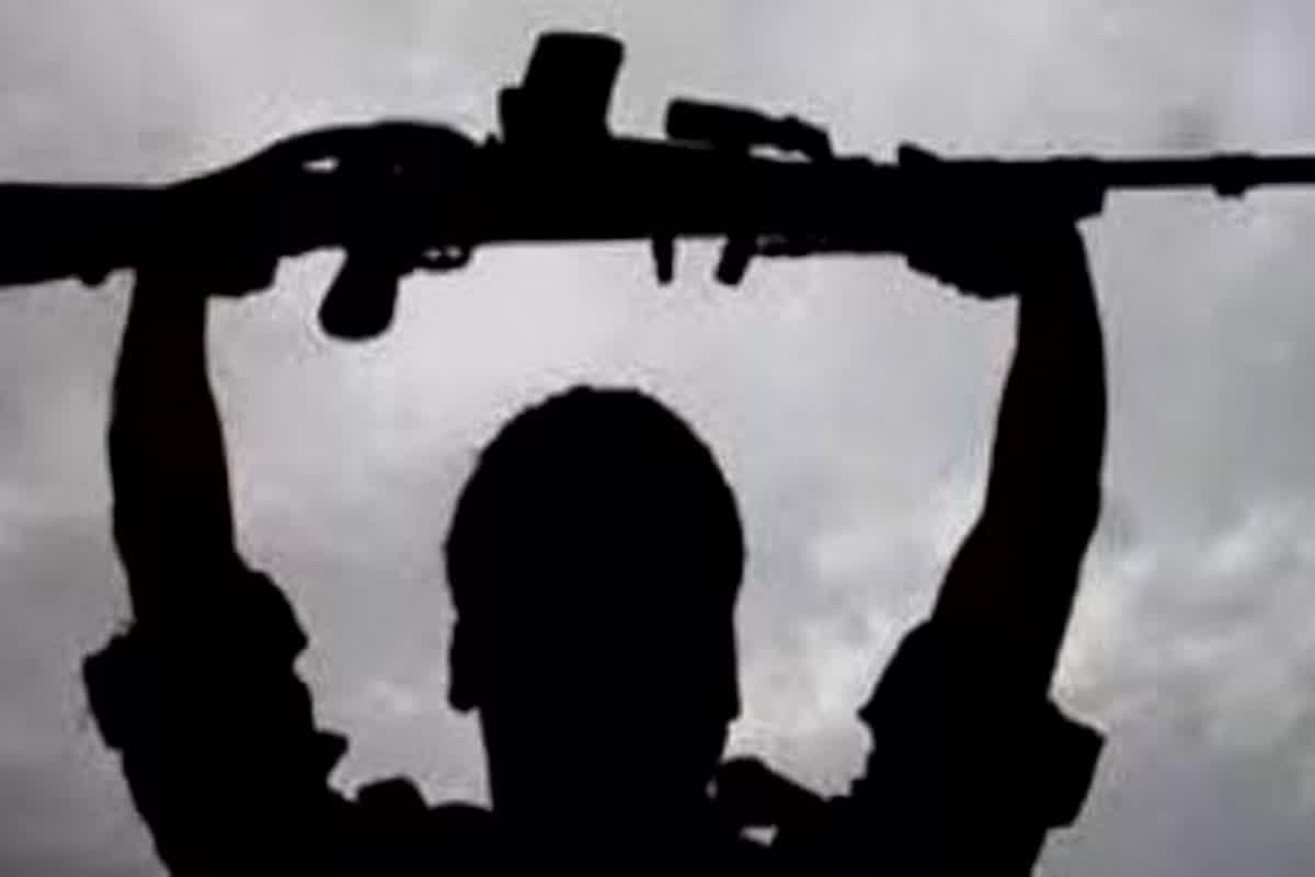 Naxalites surrender in Narayanpur: माओवादी संगठन को फिर बड़ा झटका, एक साथ 16 नक्सलियों ने किया सरेंडर, 9 पर था 48 लाख रुपये का इनाम