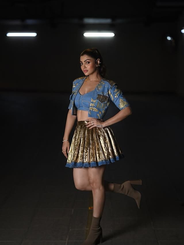 Akanksha Puri Hot Pic: Akanksha Puri ने गोल्डन स्कर्ट में ढाया कहर, देखते ही देखते वायरल हुई तस्वीरें
