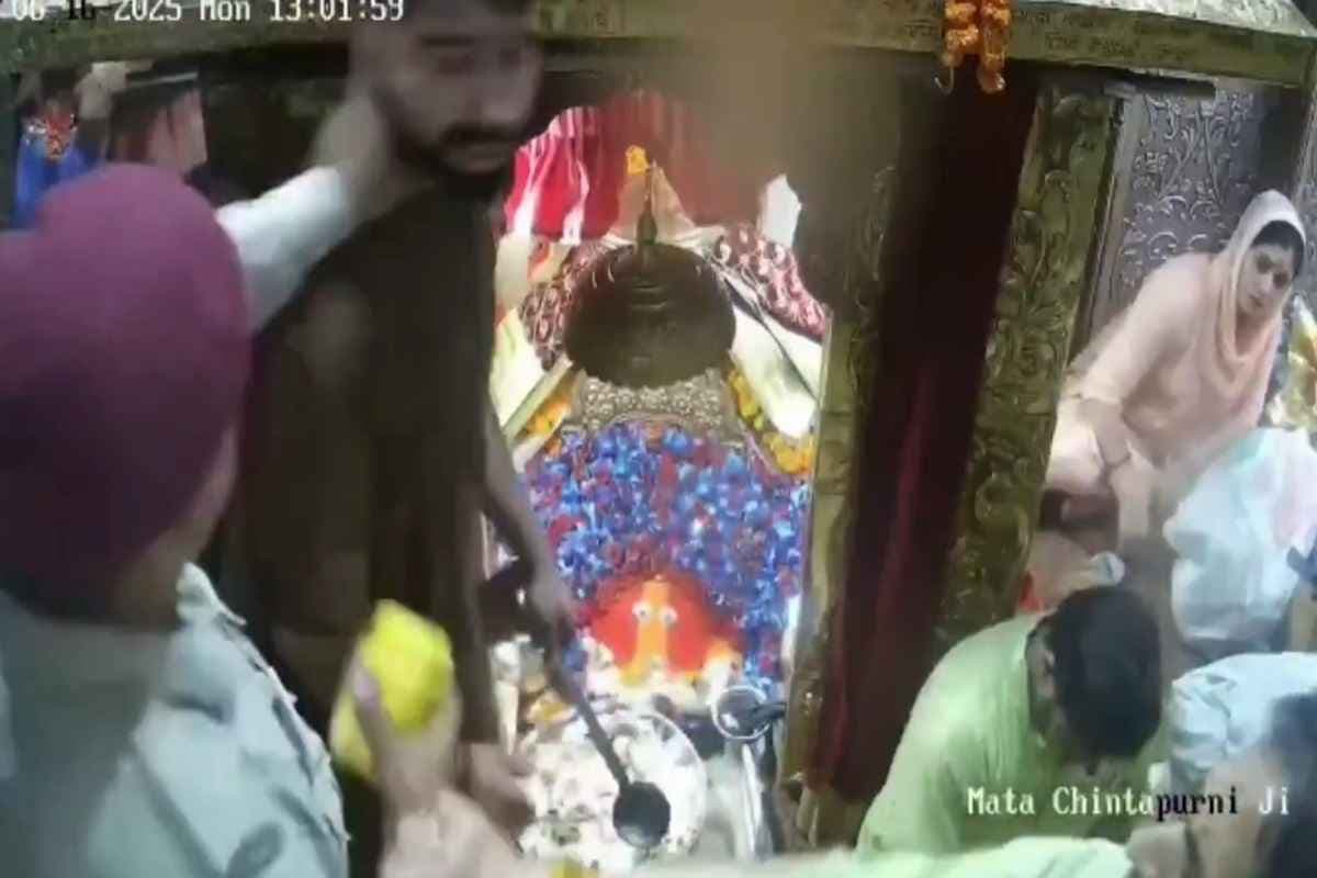 Chintpurni Mandir Viral Video: माता चिंतपूर्णी के गर्भगृह में विवाद… आपस में भिड़े पुजारी और सुरक्षाकर्मी, CCTV में कैद हुआ मामला