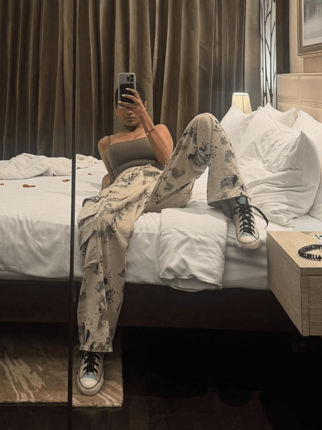 Poonam Pandey Hot Pic: टाइट टॉप और फ्लेयर्ड प्रिंटेड पैंट.. पूनम पांडे ने शेयर की मिरर सेल्फी वाली तस्वीरें