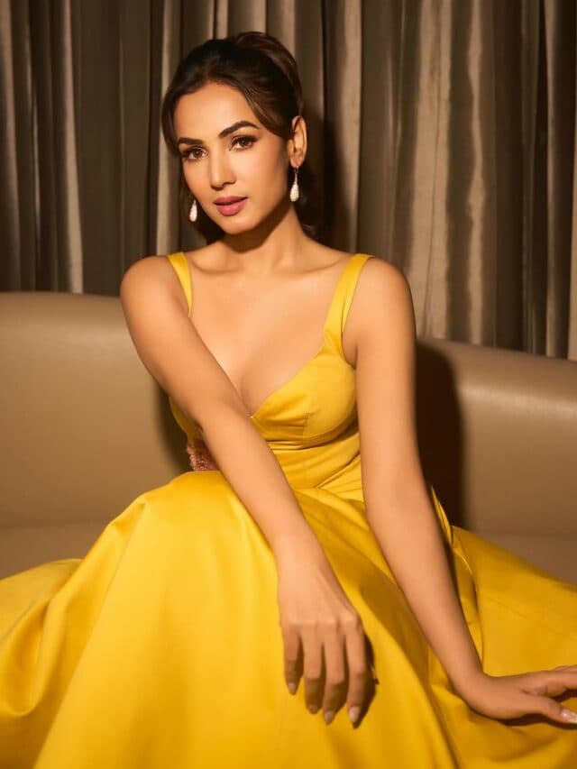 Sonal Chauhan Hot Pic: सोनल चौहान ने येलो डीप-नेक गाउन में लगाया ग्लैमरस का तड़का