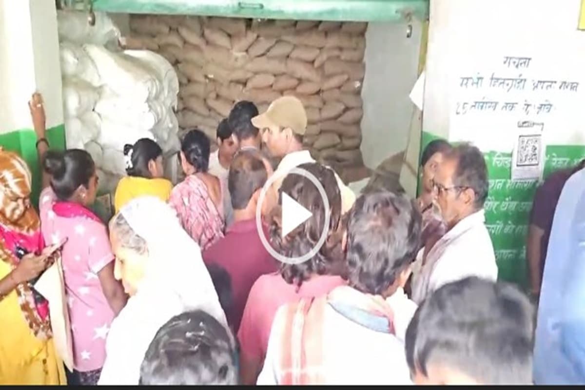 Gariaband News: राशन दुकानों में भारी भीड़ के कारण मची भगदड़, गेट तोड़कर अंदर घुसे लोग, एक साथ मिल रहा तीन महीने का राशन