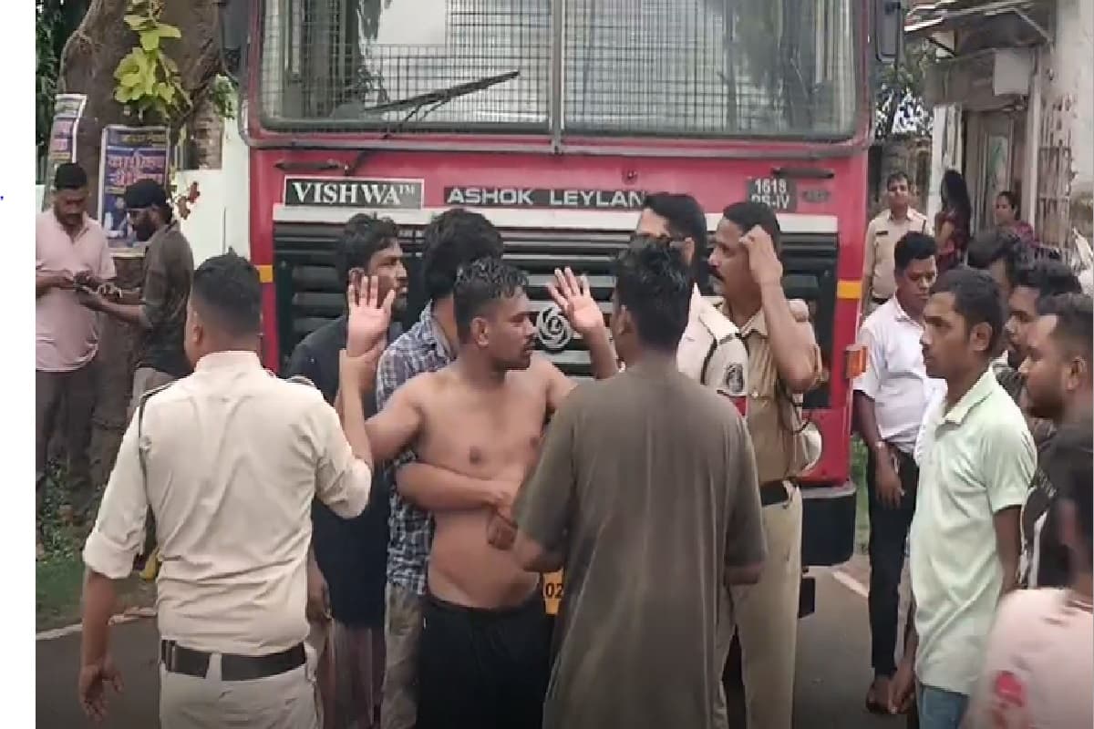 Korba News: पत्नी से विवाद के बाद युवक ने मचाया उत्पात, इलाके में मची अफरा-तफरी, मौके पर पहुंची पुलिस और दमकल विभाग की टीम